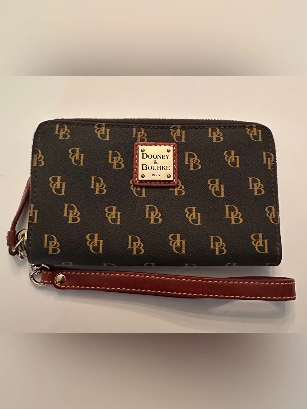 DOONEY & BOURKE SIGNATURE LOGO ZIP WALLET